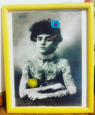 제목이 "Maud Stevens Wagner…"인 섬유 예술 Trinidad Albonico Ruiz-Tagle로, 원작, 조작된 사진 유리에 장착됨