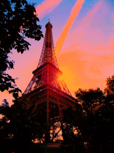 Photographie intitulée "Eiffel Tower Enhanc…" par Troy Wilson-Ripsom, Œuvre d'art originale, Photographie manipulée