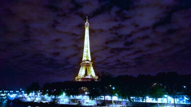 Fotografie getiteld "Eiffel Tower at Nig…" door Troy Wilson-Ripsom, Origineel Kunstwerk, Gemanipuleerde fotografie