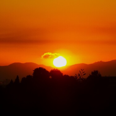 Photographie intitulée "Lone Cloud Sunset" par Troy Wilson-Ripsom, Œuvre d'art originale, Photographie numérique
