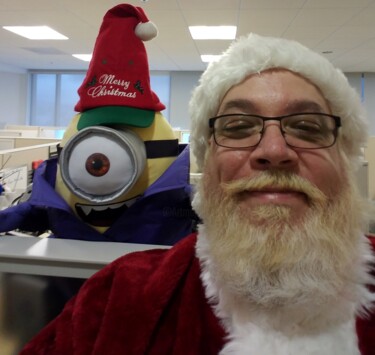 Fotografia intitolato "Santa Minion" da Troy Wilson-Ripsom, Opera d'arte originale, Fotografia digitale