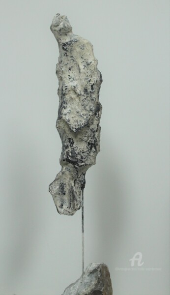 Скульптура под названием "Desolate" - Trudie Noordermeer, Подлинное произведение искусства, Глина