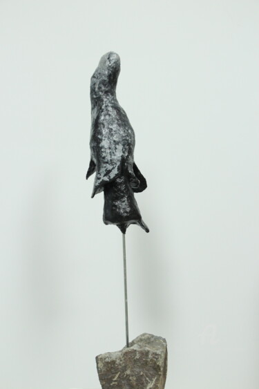 Sculptuur getiteld "Still strong" door Trudie Noordermeer, Origineel Kunstwerk, Klei