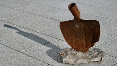 Sculptuur getiteld "Auf der Suche nach…" door Ulrich Ernst Nievergelt, Origineel Kunstwerk, Metalen