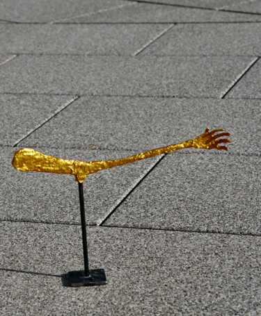 Escultura titulada "The golden arm" por Ulrich Ernst Nievergelt, Obra de arte original, Yeso