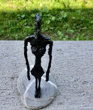 Sculpture titled "Frau am Fluss" by Ulrich Ernst Nievergelt, Original Artwork, Wire