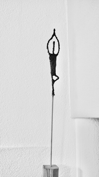 Sculpture intitulée "Yoga on a stick / Y…" par Ulrich Ernst Nievergelt, Œuvre d'art originale, Aluminium
