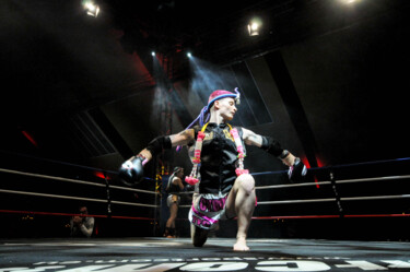 Fotografia intitolato "Combat de boxe thaï…" da Farouk Ferrah, Opera d'arte originale, Fotografia digitale
