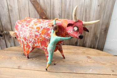 Sculpture titled "Honneurs aux vaches" by Un Monde Plus Mieux, Original Artwork, Paper