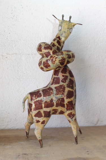 Sculpture titled "girafe enrouée" by Un Monde Plus Mieux, Original Artwork, Paper
