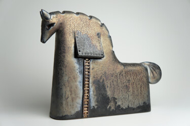 Scultura intitolato "Trojan Horse" da Urszula Despet, Opera d'arte originale, Ceramica