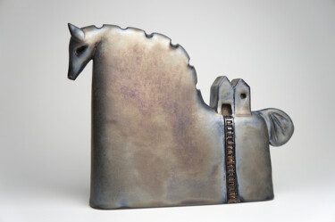 Escultura titulada "Trojan Horse with H…" por Urszula Despet, Obra de arte original, Cerámica