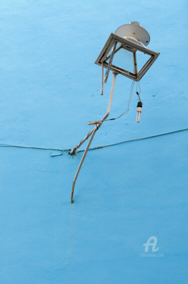 Фотография под названием "Street light on blu…" - Uwe Bauch, Подлинное произведение искусства, Цифровая фотография