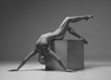 Fotografie mit dem Titel "Cube Nude I" von Vadim Stein, Original-Kunstwerk, Analog Fotografie