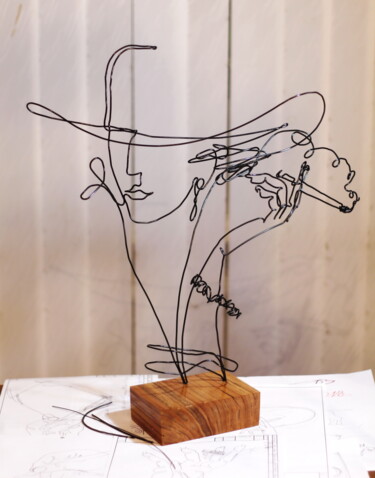「Woman smokes a ciga…」というタイトルの彫刻 Vadim Studenovによって, オリジナルのアートワーク, 金属