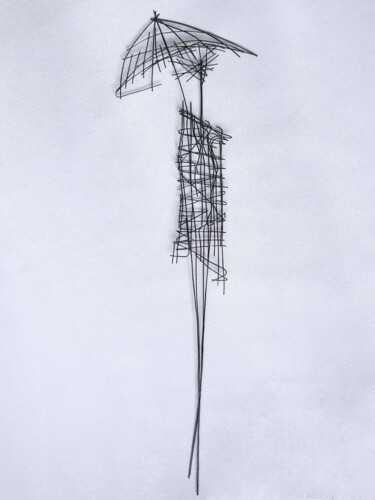 Sculpture intitulée "Woman walking under…" par Vadim Studenov, Œuvre d'art originale, Métaux