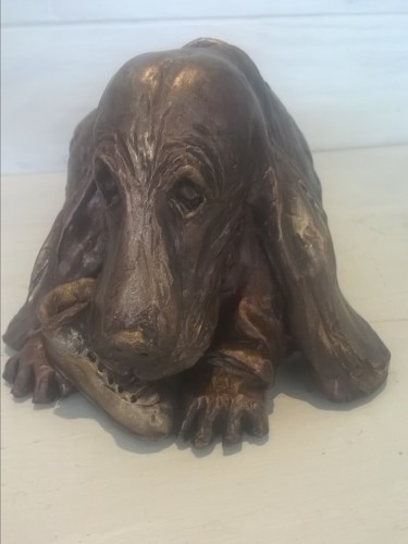 Sculptuur getiteld ""Le basset joueur"…" door Valerie Perron, Origineel Kunstwerk, Keramiek