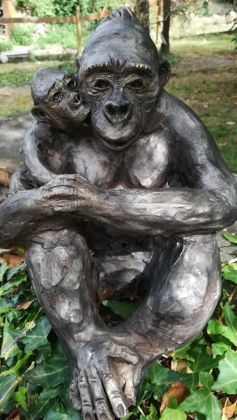 Sculptuur getiteld "LA GORILLE ET SON P…" door Valerie Perron, Origineel Kunstwerk, Keramiek