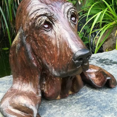 Sculptuur getiteld "Sculpture chien - L…" door Valerie Perron, Origineel Kunstwerk, Keramiek
