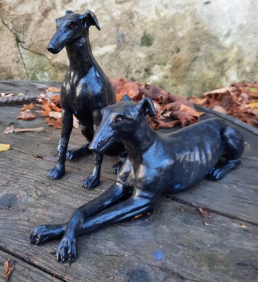 Escultura intitulada "LES DEUX GALGOS - C…" por Valerie Perron, Obras de arte originais, Argila