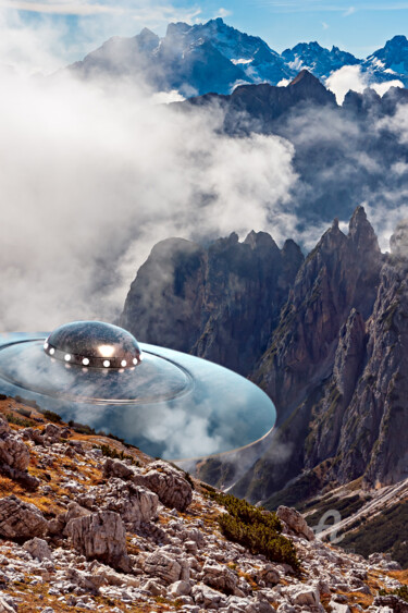 Digitale Kunst getiteld "An UFO on approach" door Val Thoermer, Origineel Kunstwerk, Foto Montage