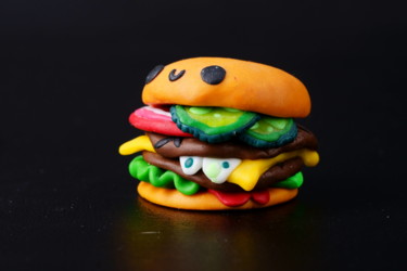 Скульптура под названием "Гамбургер" - Валентин Іванов, Подлинное произведение искусства, Полимерная глина