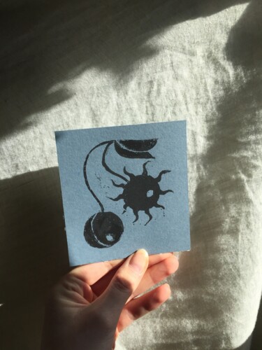 Druckgrafik mit dem Titel "Cerise soleil lune" von Valentine Marzais, Original-Kunstwerk, Linoldrucke
