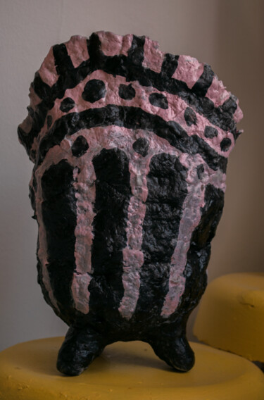 Скульптура под названием "Vase rose I" - Valeria Jaramillo, Подлинное произведение искусства, Бумага