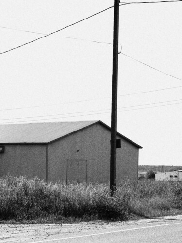 Fotografia intitolato "A post and a barn i…" da Valeria Nikitina, Opera d'arte originale, Fotografia digitale