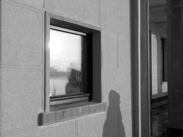 Photographie intitulée "Тень и окно" par Valeria Nikitina, Œuvre d'art originale, Photographie numérique