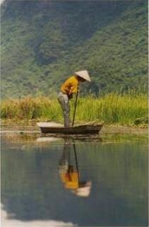 Photographie intitulée "Vietnam : Reflet d'…" par Valériane, Œuvre d'art originale