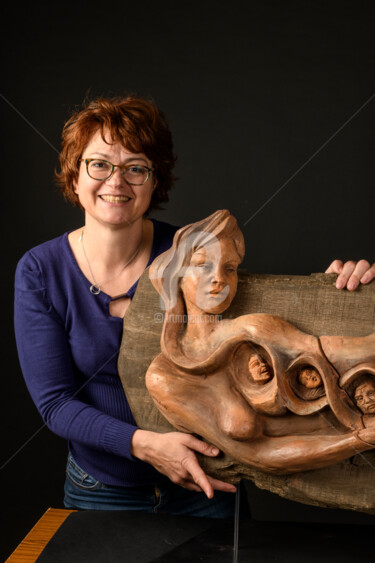 Escultura titulada "intemporel ADN des…" por Valerie Barrault, Obra de arte original, Arcilla Montado en Panel de madera