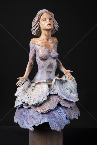 Скульптура под названием "La femme aux 2 vagu…" - Valerie Barrault, Подлинное произведение искусства, Керамика