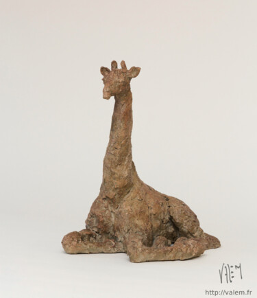 Sculpture titled "Girafe couchée 2" by Valérie Moreau (VALEM), Original Artwork, Terra cotta