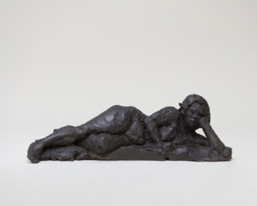 Sculpture intitulée "Allongée" par Valérie Moreau (VALEM), Œuvre d'art originale, Terre cuite