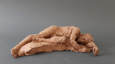 Scultura intitolato "Homme couché" da Valérie Moreau (VALEM), Opera d'arte originale, Terracotta