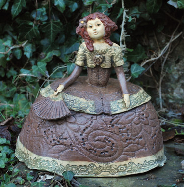 Sculpture titled "Ménine à l'éventail" by Valérie Zahonero, Original Artwork, Clay