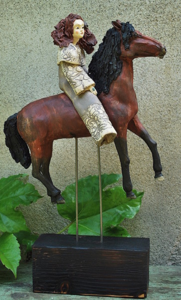 Скульптура под названием "La cavalière" - Valérie Zahonero, Подлинное произведение искусства, Керамика