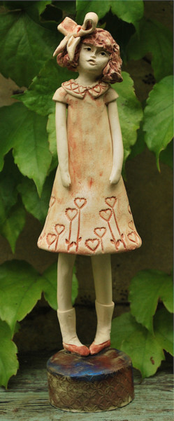 Sculpture titled "La fillette coeur" by Valérie Zahonero, Original Artwork, Clay