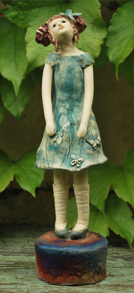 Sculpture titled "Fillette aux papill…" by Valérie Zahonero, Original Artwork, Clay