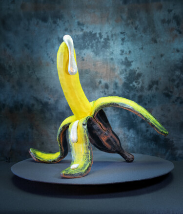 Escultura titulada "Optimistic sculptur…" por Valerii Filipchenko, Obra de arte original, Papel maché