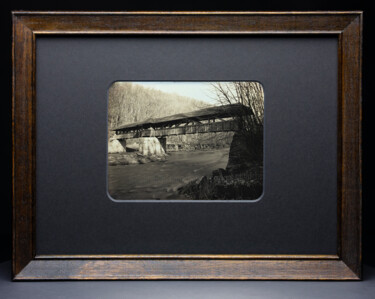 Fotografie getiteld "Brücke bei der Hein…" door Valerius Geng, Origineel Kunstwerk, Film fotografie Gemonteerd op Karton