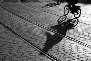 Fotografie getiteld "cycliste-et-rails.j…" door Valery Trillaud, Origineel Kunstwerk