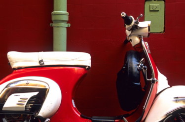 Photographie intitulée "La Vespa" par Valery Trillaud, Œuvre d'art originale