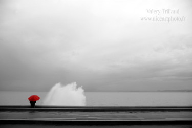 Фотография под названием "homme-au-parapluie-…" - Valery Trillaud, Подлинное произведение искусства