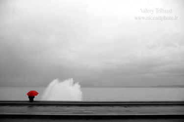 Photographie intitulée "homme-au-parapluie-…" par Valery Trillaud, Œuvre d'art originale
