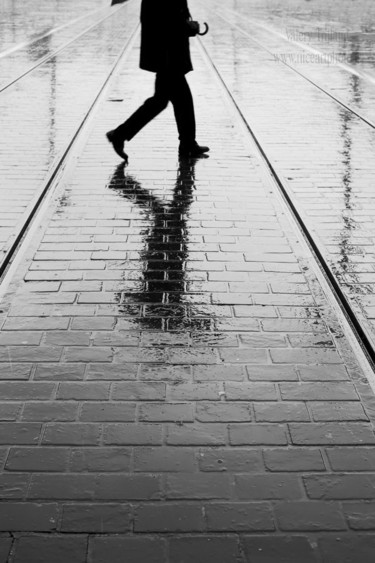 Photographie intitulée "homme-sous-la-pluie…" par Valery Trillaud, Œuvre d'art originale