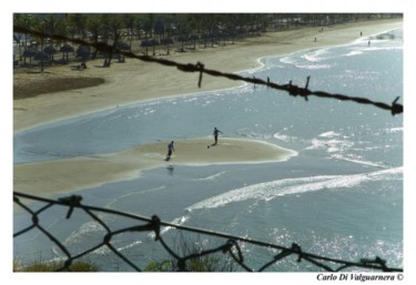 Photographie intitulée "calcio in spiaggia" par Carlo Di Valguarnera, Œuvre d'art originale