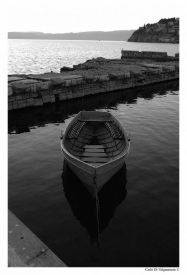 Fotografia intitolato "barca al lago" da Carlo Di Valguarnera, Opera d'arte originale
