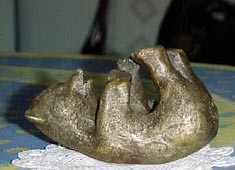 Sculptuur getiteld "Ourson sur le dos" door Valja, Origineel Kunstwerk, Bronzen